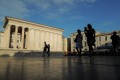 Le parvis entre Maison Carrée et Carré d'art