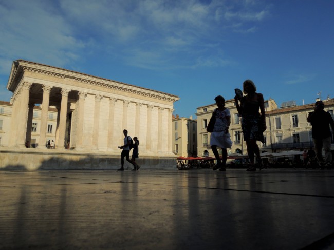 Le parvis entre Maison Carrée et Carré d'art