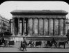 Façade latérale de la Maison Carrée à Nîmes avec voitures à chevaux