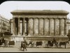 Façade latérale de la Maison Carrée à Nîmes avec voitures à chevaux