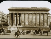 Façade latérale de la Maison Carrée à Nîmes avec voitures à chevaux