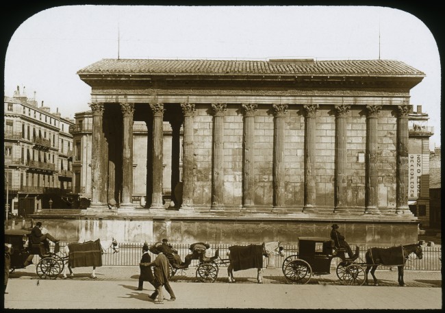 Façade latérale de la Maison Carrée à Nîmes avec voitures à chevaux