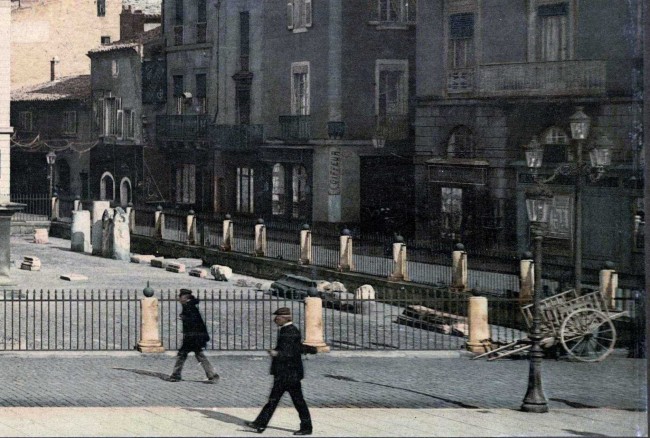 Nîmes. La Maison Carrée (détail)