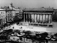 La place de la Maison Carrée sous la neige