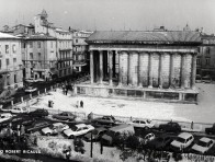 La place de la Maison Carrée sous la neige