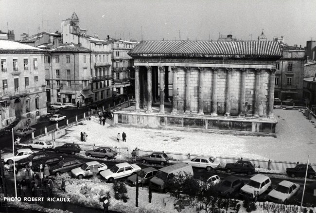 La place de la Maison Carrée sous la neige