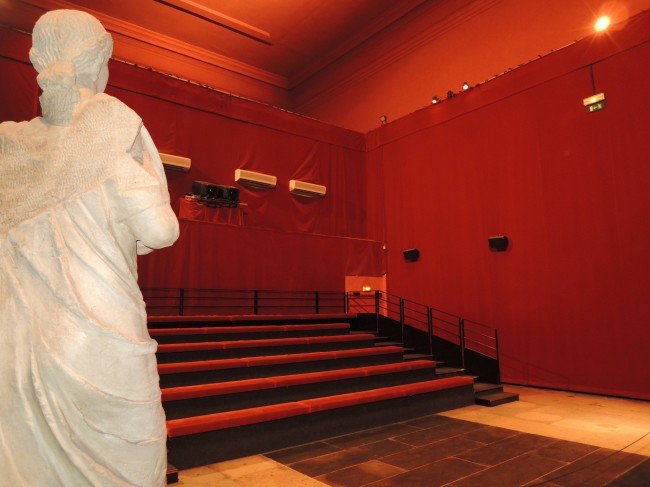 L'intérieur de la Maison Carrée en 2012