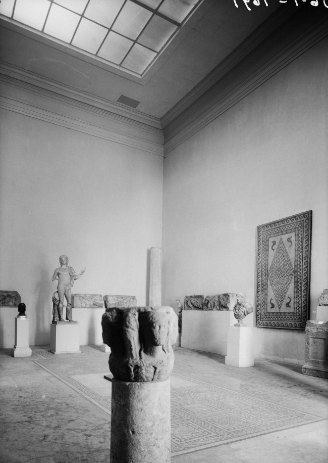 [Musée de la Maison Carrée avec verrière]