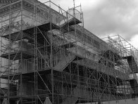 La Maison Carrée sous les échafaudages