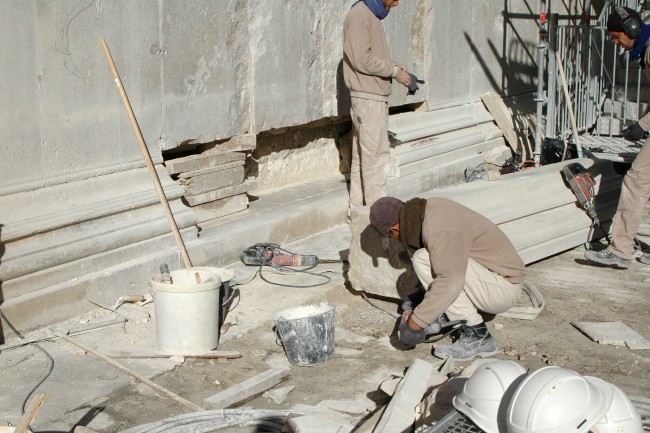 Travaux sur le parement du podium 1