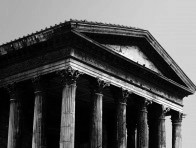 Fronton de la Maison Carrée avant restauration