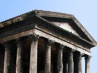 Fronton de la Maison Carrée avant restauration