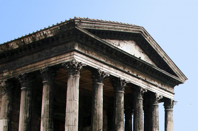 Fronton de la Maison Carrée avant restauration