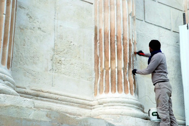 Badigeonnage des cannelures des colonnes