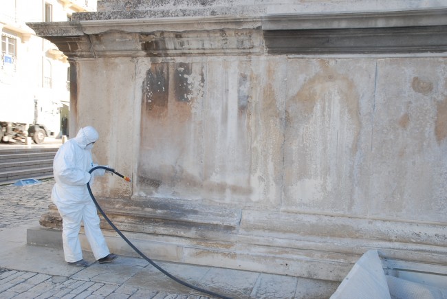 Travaux sur le parement du podium